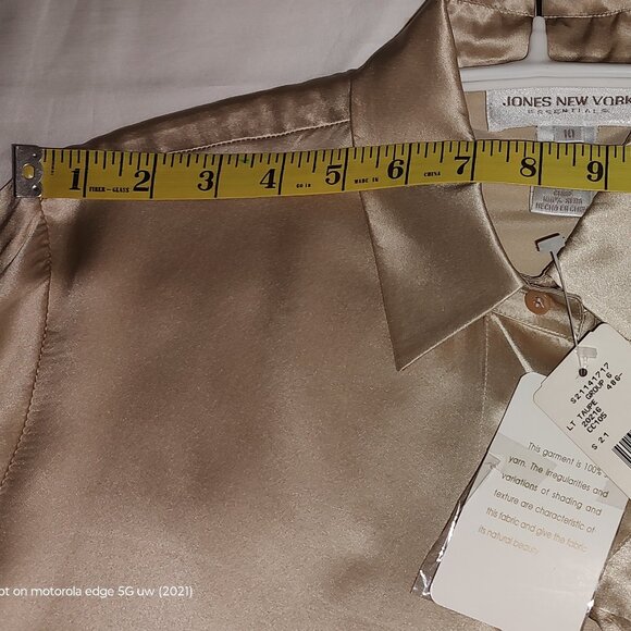 JONES NEW YORK 100% SILK BLOUSE LONG SLEEVES SHIRT TAIL HEM LGT TAUPE NWT SZ 10 - Picture 4 of 7